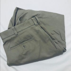 Izod pleated khaki shorts